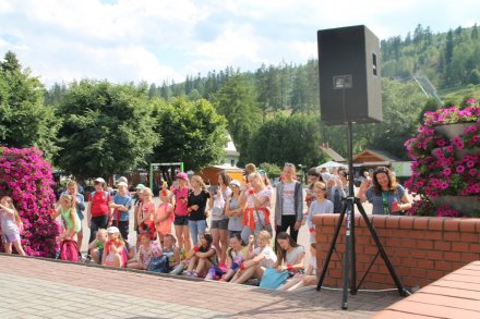 Koloniści oglądajacy występ grupy tanecznej "Jump" z Wisły