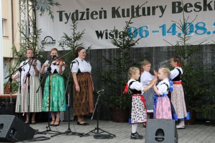 Występ dzieci w strojach regionalnych na "małej scenie"