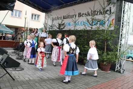 Występ dzieci z "Małej Wisły" na placu Hoffa