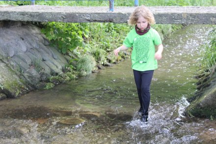 Pokonywanie zimnego strumyka