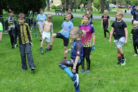 Kolejna grupa się rozgrzewa przed startem