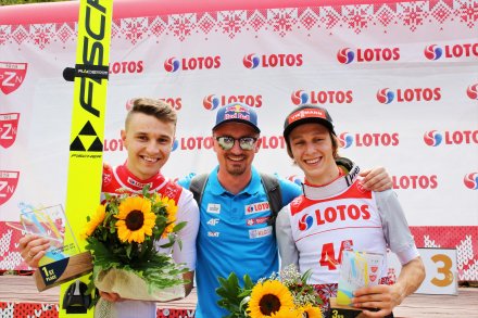 Klimek Murańka i Andrzej Stękała z Adamem Małyszem po niedzielnych zawodach