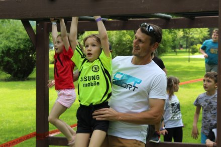 Tata czuwa nad bezpiecznym pokonywaniem przeszkód