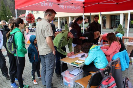 Biuro zawodów zapisuje chętnych do startu