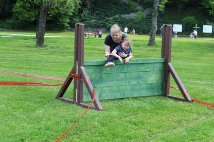 Pokonywanie przeszkód w pomocą rodziców