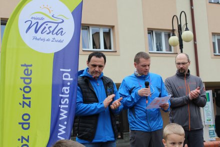 Organizatorzy biegu oraz Sylwester Foltyn - sekretarz miasta Wisła