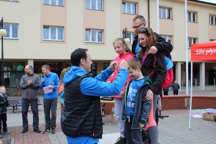 Sekretarz Sylwester Foltyn dekoruje najmłodszych członków poszczególnych drużyn