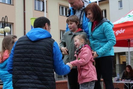 Sekretarz Sylwester Foltyn dekoruje najmłodszych członków poszczególnych drużyn