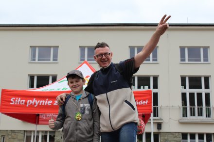 Tata z synem na podium zawodów