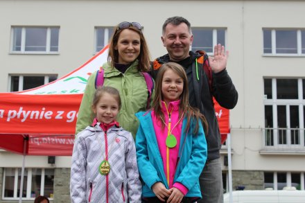 Kolejna z rodzin na pamiątkowym zdjęciu