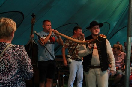 Fragmnet warsztatów nauki gry na instrumentach pasterskich