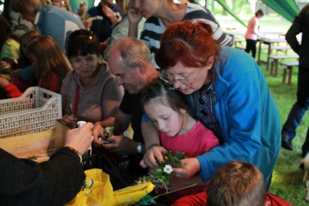 Fragmnet tworzenia wianków