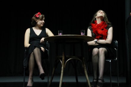 Grupa teatralna "Twarzą w twarz" w wykonaniu sztuki Sławomira Mrożka "Wdowa"