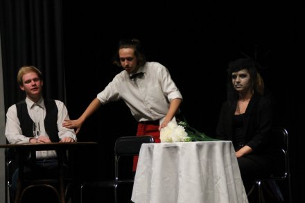 Grupa teatralna "Twarzą w twarz" w wykonaniu sztuki Sławomira Mrożka "Wdowa"