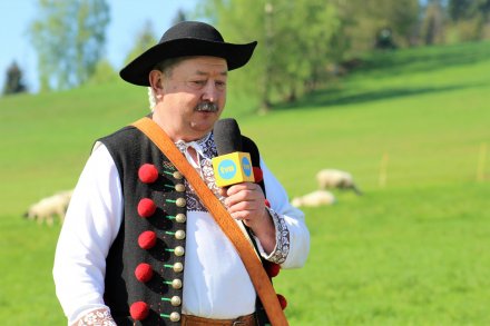 Jan Kędzior w trakcie rozmowy