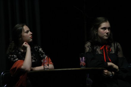 Grupa teatralna "Twarzą w twarz" w wykonaniu sztuki Sławomira Mrożka "Wdowa"