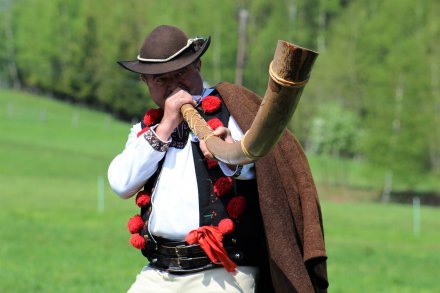 Stanisław Cieślar grający na rogu pasterskim