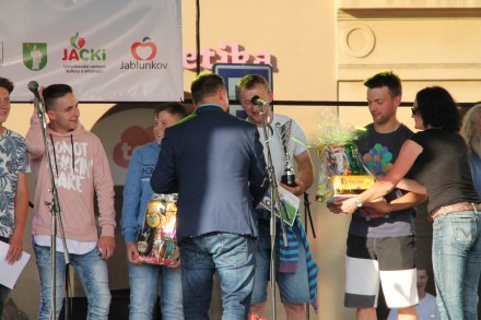 Dekoracja zwyciezców turnieju piłki nożnej