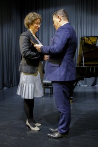Renata Czyż odbierająca medal z rąk burmistrza Tomasza Bujoka