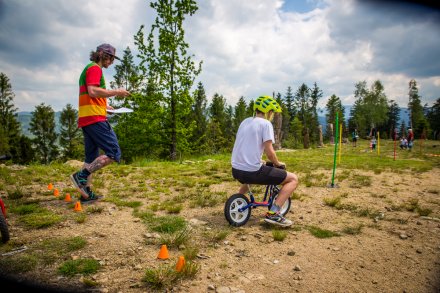 Wyścigi na małych rowerkach