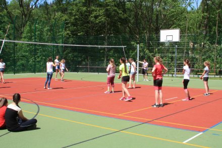 Mecz siatkówki na boisku szkolnym