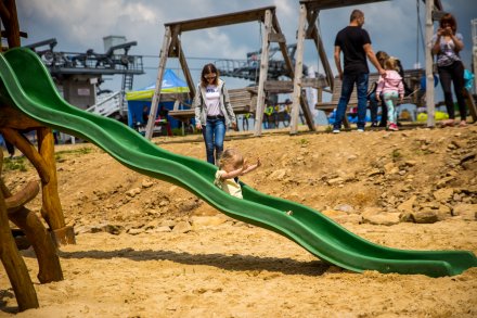 Zjeżdżalnia na placu zabaw