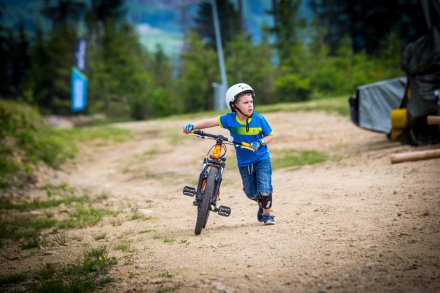 Najmłodsi z rowerkami