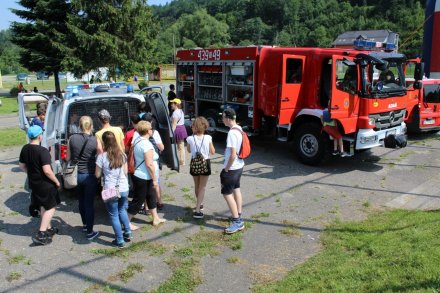 Zwiedzanie strażackiego wozu bojowego i samochodu policyjnego