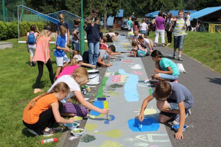Wspólne malowanie wielkiego plakatu