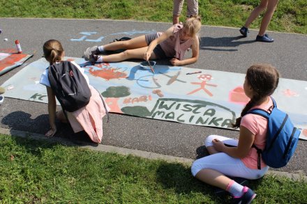 Wspólne malowanie wielkiego plakatu