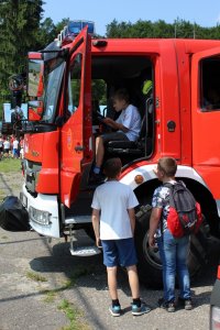 Zwiedzanie strażackiego samochodu bojowego