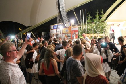 Współna zabawa zespołu z widownią