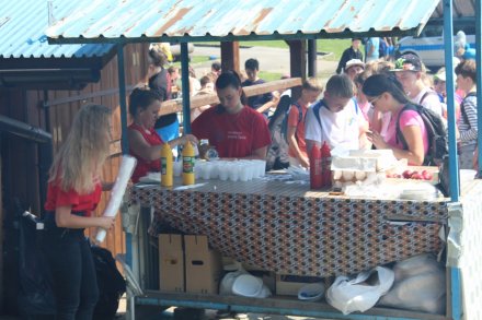 Poczęstunek wydawany przez wolontariuszy z LO im. P. Stalmacha