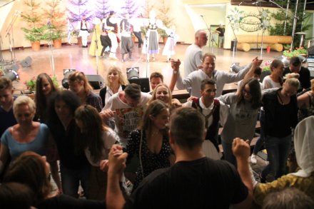 Współna zabawa zespołu z widownią