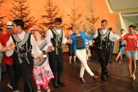 Wspólna zabawa zespołu z widownią