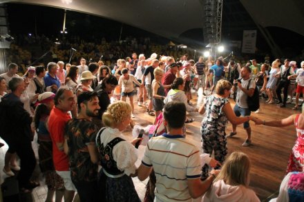 Wspólna zabawa zespołu z widownią