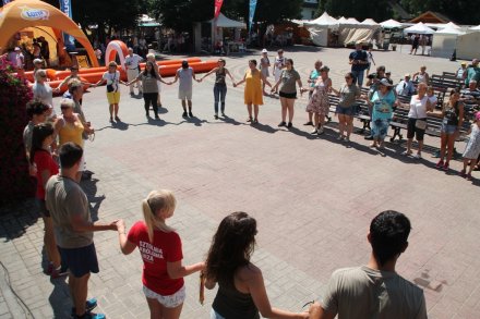 Wspólna zabawa zespołu z widownią