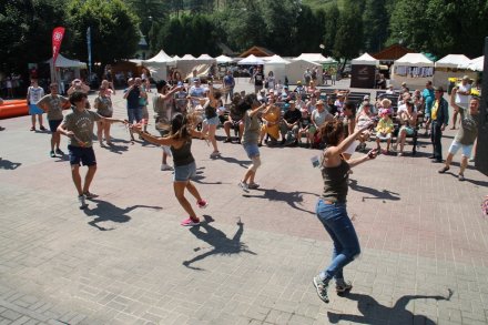 Wspólna zabawa zespołu z widownią