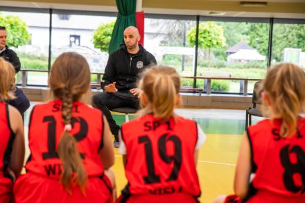 Koszykarki pilnie słuchające swojego idola