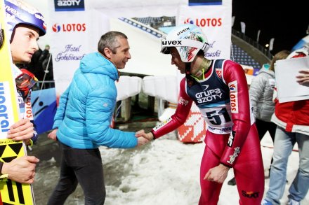 Kamil Stoch odbiera gratulacje od Łukasza Kruczka