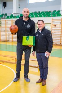 Marcin Gortat z burmistrzem Tomaszem Bujokiem