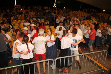 Wspólna zabawa zespołu z widownią