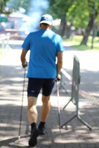 Uczestnik na trasie biegu