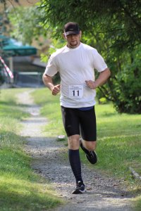 Uczestnik na trasie biegu