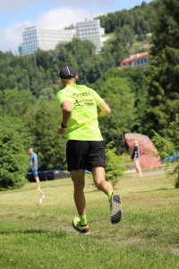 Uczestnik na trasie biegu