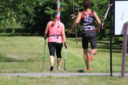 Uczestnik na trasie biegu