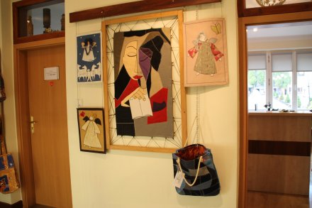 Wystawa obrazów zrobionych z kawałków materiału