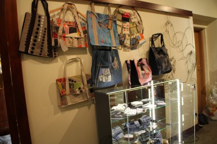 Wystawa torebek zrobionych techniką UPCYKLINGU