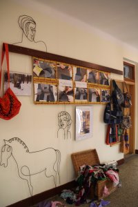 Wystawa obrazów zrobionych z kawałków materiału