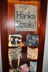 Wystawa torebek zrobionych techniką UPCYKLINGU